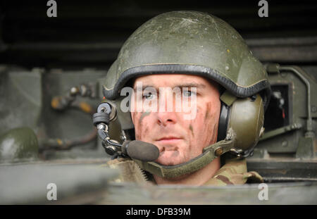 Conducteur de char de l'armée britannique avec les unités de la réserve de la formation avec les régiments réguliers à temps plein, dans ce cas, le Kings Royal Hussars qui sont un régiment de chars et d'exploiter 60 Challenger Mk ll tonne chars de bataille. La plaine de Salisbury, Royaume-Uni. Banque D'Images
