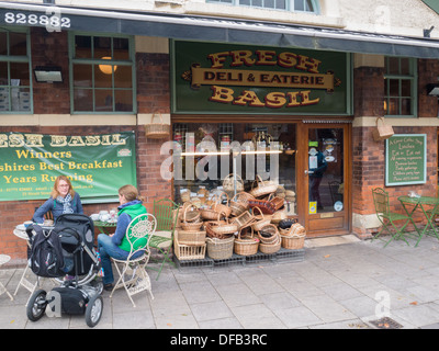 Le basilic frais et d'épicerie fine à Belper Eaterie, Derbyshire, Royaume-Uni. Banque D'Images