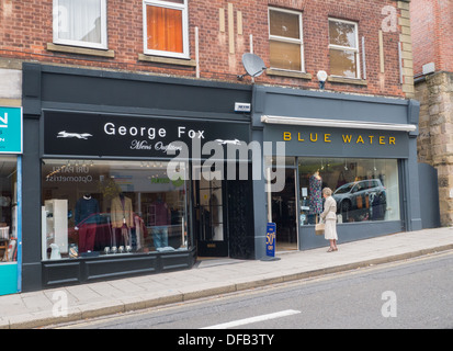 2 boutiques de vêtements sur la high street, dans la ville de Belper Derbyshire, Royaume-Uni. Banque D'Images