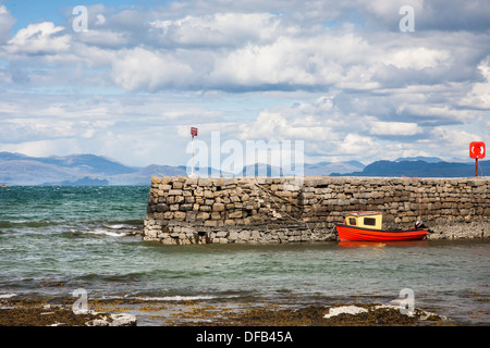 Bateau de pêche rouge à Broadford Harbour sur l'île de Skye Banque D'Images