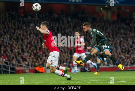 01.10.2013 Londres, Angleterre. SSC Napoli l'avant Dries Mertens (14) fusils à un tir vers le but au cours de la phase de groupes de la Ligue des Champions entre Arsenal et fixation de la SSC Napoli Emirates Stadium Banque D'Images