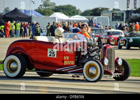 Prévôt parler à Hot Rod chauffeur à réunion de courses Banque D'Images