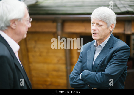 Barry Norman parlant à Nick Ross, au Festival littéraire 2013 Henley Banque D'Images