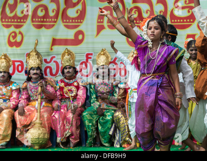 Les filles indiennes habillés en costumes traditionnels à danser à un rassemblement. Puttaparthi, Andhra Pradesh, Inde Banque D'Images