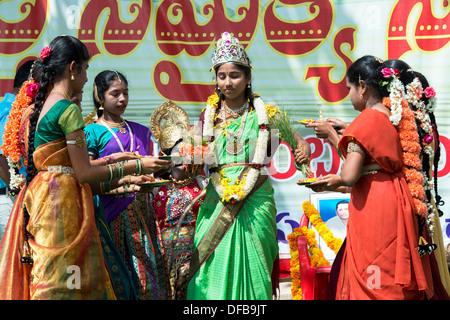 Les filles indiennes en costumes offrant aarti pour fille une déesse à un rassemblement. Puttaparthi, Andhra Pradesh, Inde Banque D'Images