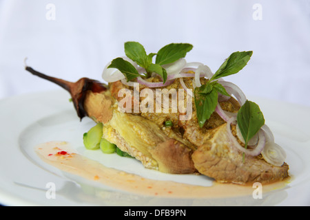 La cuisine asiatique, rôti, l'aubergine avec longe de porc grillé Banque D'Images