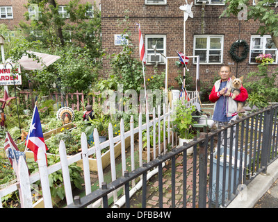 Portoricaine pose devant le lever du soleil au jardin communautaire Patterson maisons dans le Bronx. Elle est l'un des jardiniers. Banque D'Images