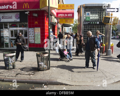 Scène de rue, 125e E. St. et Lexington Avenue. à Harlem, NY, 2013. Banque D'Images