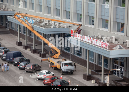 Voiture pour les laveurs de vitres de levage sur l'altitude dans la région de travail. Saint-pétersbourg, Russie Banque D'Images