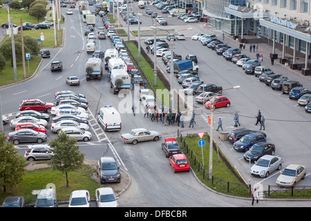 Raid de la police de l'Immigration sur l'emplacement de l'édifice et l'arrestation de travailleurs illégaux, Constitution Square, Saint-Pétersbourg, Russie Banque D'Images