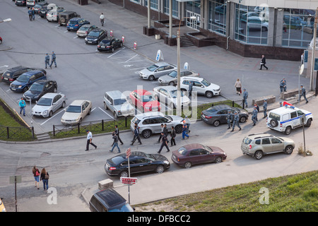 La police de l'immigration russe raid sur chantier et l'arrestation des travailleurs migrants, la place de la Constitution, Saint-Pétersbourg, Russie Banque D'Images