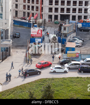 La police de l'immigration russe raid sur chantier et l'arrestation des travailleurs migrants, la place de la Constitution, Saint-Pétersbourg, Russie Banque D'Images