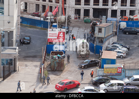 La police de l'immigration russe raid sur chantier et l'arrestation des travailleurs migrants, la place de la Constitution, Saint-Pétersbourg, Russie Banque D'Images