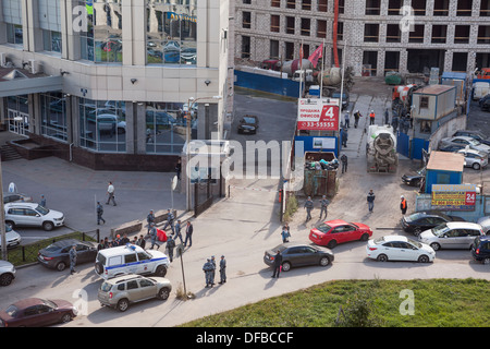 Raid de la police de l'Immigration sur l'emplacement de l'édifice et l'arrestation des travailleurs migrants, la place de la Constitution, Saint-Pétersbourg, Russie Banque D'Images