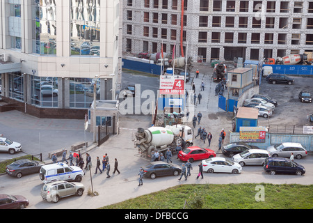 Raid de la police de l'Immigration sur l'emplacement de l'édifice et l'arrestation des travailleurs migrants, la place de la Constitution, Saint-Pétersbourg, Russie Banque D'Images