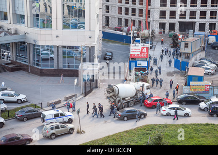 Raid de la police de l'Immigration sur l'emplacement de l'édifice et l'arrestation des travailleurs migrants, la place de la Constitution, Saint-Pétersbourg, Russie Banque D'Images