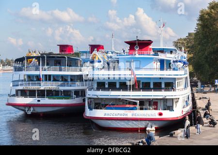 Sterns de deux paquebots blancs sont amarrés au port fluvial. Saint-pétersbourg, la rivière Neva. Ciel bleu avec des nuages. Banque D'Images