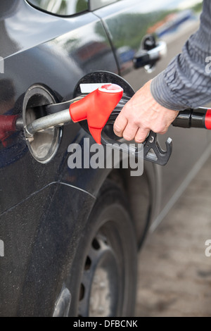 Côté mâle du remplissage de la voiture avec du carburant dans une station de remplissage Banque D'Images