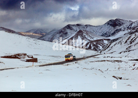 Traversée de la route des montagnes de l'Atlas à la fin de la neige maroc afrique du Nord Banque D'Images