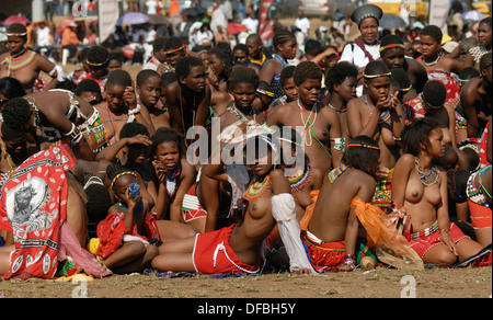 Des milliers Zulu maidens participer à Reed Dance où les filles après avoir subi un test de virginité jeter roseaux roi Goodwill Banque D'Images