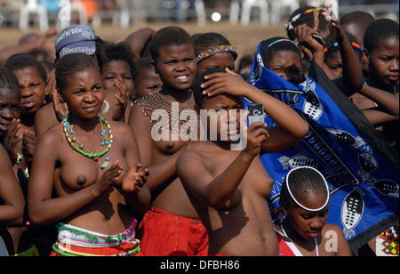 Des milliers Zulu maidens participer à Reed Dance où les filles après avoir subi un test de virginité jeter roseaux roi Goodwill Banque D'Images