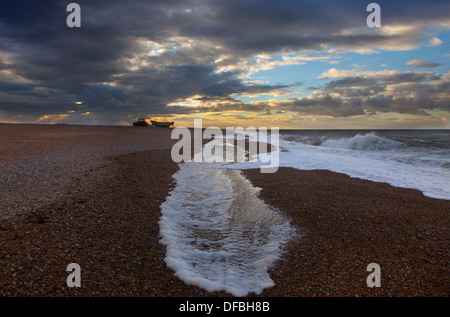 Bateaux de pêche du crabe sur le CLAJ Beach Norfolk soirée d'automne Banque D'Images