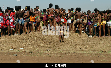 Des milliers Zulu maidens participer à Reed Dance où les filles après avoir subi un test de virginité jeter roseaux roi Goodwill Banque D'Images