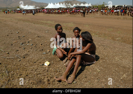 Des milliers Zulu maidens participer à Reed Dance où les filles après avoir subi un test de virginité jeter roseaux roi Goodwill Banque D'Images