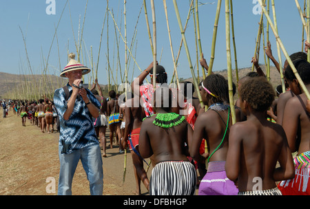 Des milliers Zulu maidens participer à Reed Dance où les filles après avoir subi un test de virginité jeter roseaux roi Goodwill Banque D'Images