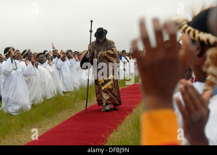 Membres Shembe foi (Nazareth Baptist Church) un hybride religieux le christianisme et les traditions africaines leader salue Prophète Banque D'Images