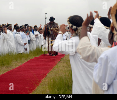 Membres Shembe foi (Nazareth Baptist Church) un hybride religieux le christianisme et les traditions africaines leader salue Prophète Banque D'Images