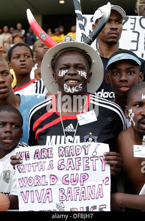 Orlando Pirates soccer fans regarder leur côté, prenez sur Kaizer Chiefs stade Moses Mabhida à Durban le 25 mars 2010 © Rogan Banque D'Images