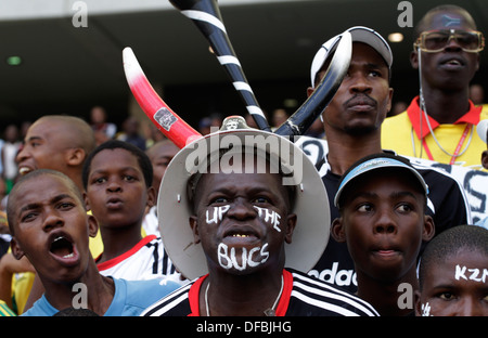 Orlando Pirates soccer fans regarder leur côté, prenez sur Kaizer Chiefs stade Moses Mabhida à Durban le 25 mars 2010 © Rogan Banque D'Images