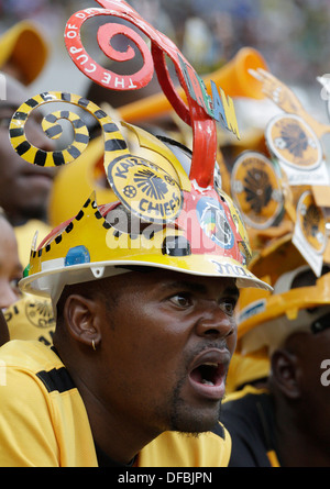 Kaizer Chiefs football fans regarder leur côté, prenez sur Orlando Pirates stade Moses Mabhida à Durban le 25 mars 2010 © Rogan Banque D'Images