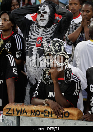 Orlando Pirates soccer fans regarder leur côté, prenez sur Kaizer Chiefs stade Moses Mabhida à Durban le 25 mars 2010 © Rogan Banque D'Images
