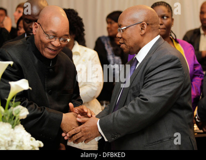 Le président sud-africain Jacob Zuma, président du SABC accueille Ben Ngubane durant la deuxième Conférence commémorative Matomela Inkosi et Banque D'Images