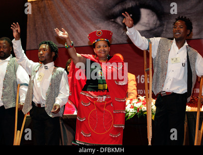 Ministre Femmes Enfants et personnes handicapées Lulu Xingwana danse avec Joe Nina et vert Beretsduring Clôture Nationale Banque D'Images