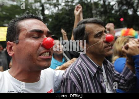 Sao Paulo, Brésil . 06Th Oct, 2013. La Police militaire, avec le soutien de la famille, a tenu une manifestation devant le palais du gouvernement de l'Etat de Sao Paulo, au sud de la ville, sud-est du Brésil, le 1 octobre 2013. La catégorie de demandes d'augmentation de salaire. © Clayton de Souza/Est/Contueudo Adao alliance photo dpa/Alamy Live News Banque D'Images