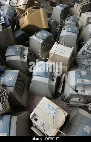 Taiyuan, Shanxi, en Chine. Un tas d'écrans d'ordinateur. Banque D'Images