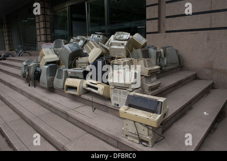 Taiyuan, Shanxi, en Chine. Un tas d'écrans d'ordinateurs et imprimantes. Banque D'Images