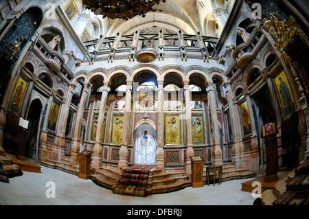 Vue de la chapelle de l'église du Saint Sépulcre, le lieu présumé de la tombe de Jésus et les cinq dernières stations de la Via Dolorosa, qui est visité quotidiennement par des milliers de pèlerins et touristes à Jérusalem, Israël, 10 septembre 2013. La Via Dolorosa (voie douloureuse) est une rue de la vieille ville de Jérusalem nommé d'après le chemin Jésus de Nazareth marchait vers sa crucification. Jésus a porté la croix, sur laquelle il est décédé plus tard via cette route à partir de la forteresse Antonia, puis siège de Pilate, à Golgotha, le lieu où sa tombe est censé être situé. Au-dessus de cet endroit, l'église du Saint S Banque D'Images