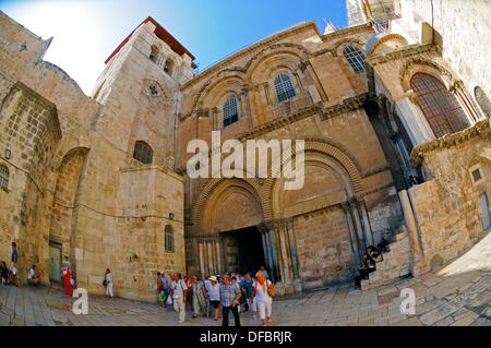 Vue de l'entrée de l'église du Saint-Sépulcre, qui contient les cinq stations de la Via Dolorosa, à Jérusalem, Israël, 12 septembre 2013. La Via Dolorosa (voie douloureuse) est une rue de la vieille ville de Jérusalem nommé d'après le chemin Jésus de Nazareth marchait vers sa crucification. Jésus a porté la croix, sur laquelle il est décédé plus tard via cette route à partir de la forteresse Antonia, puis siège de Pilate, à Golgotha, le lieu où sa tombe est censé être situé. Au-dessus de cet endroit, l'église du Saint Sépulcre est construite. Le chemin conduit Jésus via 14 stations qui sont souvent rendus Banque D'Images