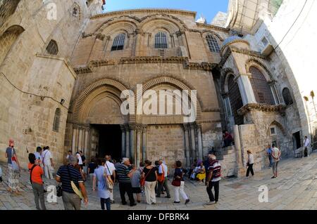 Vue de l'entrée de l'église du Saint-Sépulcre, qui contient les cinq stations de la Via Dolorosa, à Jérusalem, Israël, 10 septembre 2013. La Via Dolorosa (voie douloureuse) est une rue de la vieille ville de Jérusalem nommé d'après le chemin Jésus de Nazareth marchait vers sa crucification. Jésus a porté la croix, sur laquelle il est décédé plus tard via cette route à partir de la forteresse Antonia, puis siège de Pilate, à Golgotha, le lieu où sa tombe est censé être situé. Au-dessus de cet endroit, l'église du Saint Sépulcre est construite. Le chemin conduit Jésus via 14 stations qui sont souvent rendus Banque D'Images