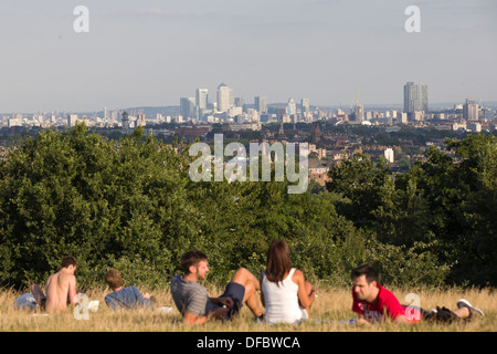 UK, Londres : Les gens s'asseoir et regarder la vue sur Londres, le Hampstead Heath à Londres le 28 août 2013. Banque D'Images