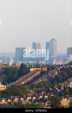 UK, Londres : le point de vue des propriétés résidentielles dans le nord de Londres à Canary Wharf au loin à Londres le 28 août 2013. Banque D'Images