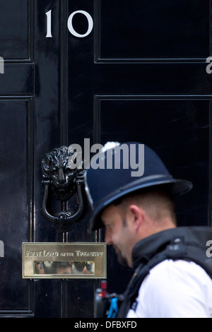 UK, Londres : un agent de police se tient à l'extérieur de 10 Downing Street à Londres le 30 août 2013. Banque D'Images