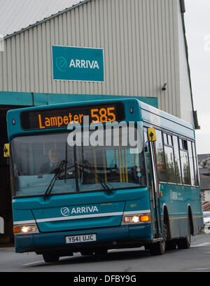 Pays de Galles Aberystwyth UK, le 2 octobre 2013 dans une annonce surprise Bus arriva au Pays de Galles a déclaré qu'il se retirait du 6 routes dans et autour de Aberystwyth, entraînant la fermeture de la gare d'autobus locaux et garages dans les villes proches le 21 décembre de cette année. La suppression des services entraînera la perte de 46 emplois. Les bus arriva au Pays de Galles a blâmé le financement des transports publics et les frais de carburant. 'Un récent examen du réseau nous a conduit à croire que les services dans ce domaine ne peut pas, malgré nos meilleurs efforts, continuer, l'entreprise" a déclaré dans un communiqué. Crédit photo : Keith morris/Alamy Live News Banque D'Images