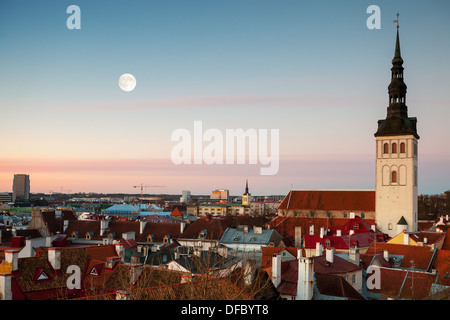 Église Saint Nicolas et de la lune dans la vieille ville de Tallinn, Estonie Banque D'Images