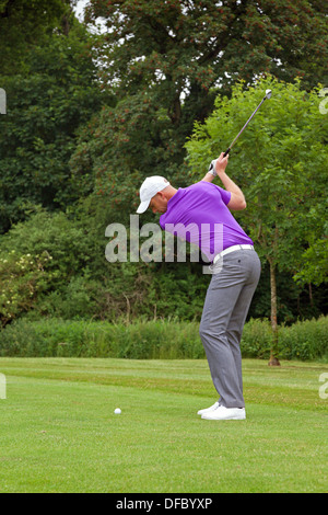 Photo d'un golfeur sur le ballon et jouer un coin tourné dans le vert. Série de cinq dans l'ensemble. Banque D'Images