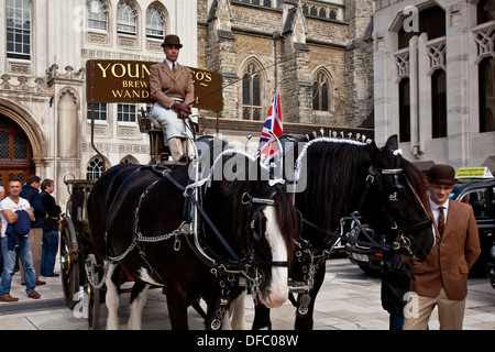 Horse & traditionnel panier, les Pearly Kings and Queens Harvest Festival Parade, Londres, Angleterre Banque D'Images